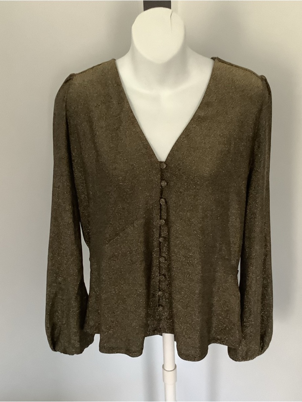 UNTUCKit For Her Gold Metallic Button-Front V-Neck Scarlett Shirt Sz. M